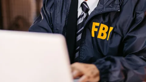 Agências dos EUA alertam sobre ameaças cibernéticas assistidas por IA