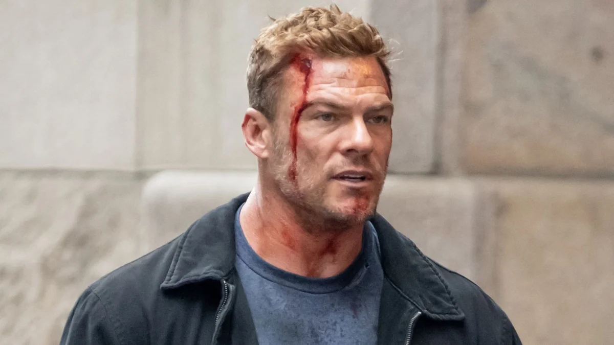 Alan Ritchson em negociações para substituir Jason Momoa no filme de Helldivers