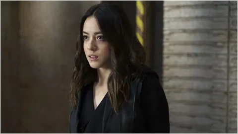 Chloe Bennet está 'baixinho chateada' por 'Agents of SHIELD' não ser considerado canônico no MCU