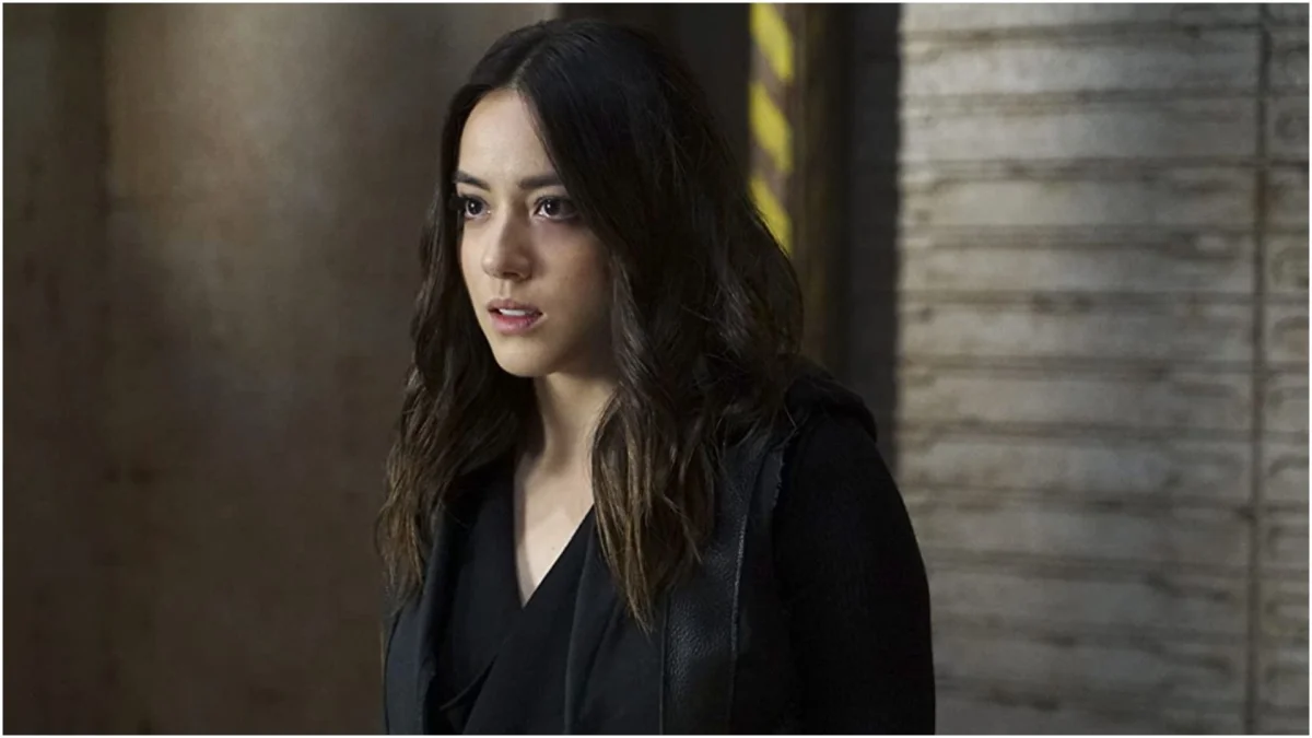 Chloe Bennet está 'baixinho chateada' por 'Agents of SHIELD' não ser considerado canônico no MCU