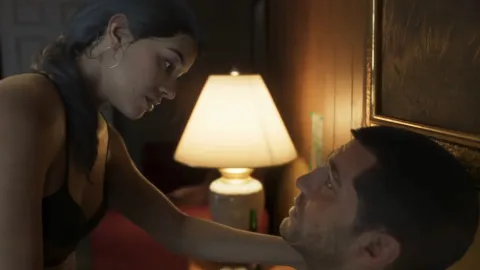 Classificação etária de GTA 6 destaca cenas de sexo, sugerindo conteúdo mais explícito que GTA 5