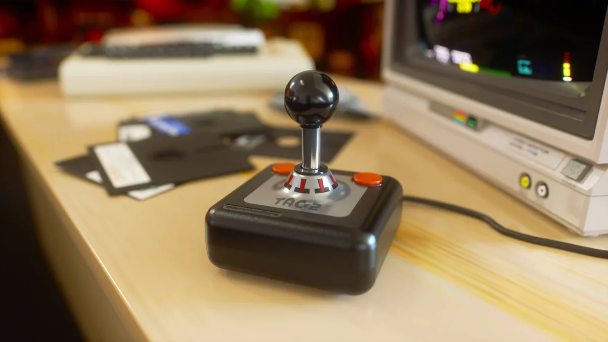 Commodore traz de volta o joystick TAC-2 dos anos 80