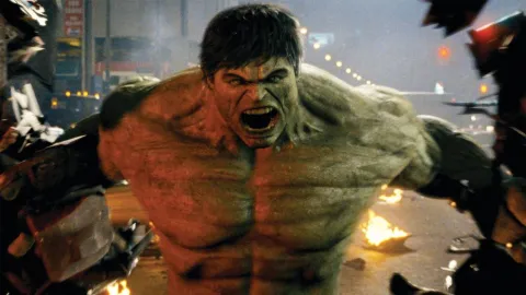 Diretor de O Incrível Hulk revela que Capitão América estava no filme, mas foi cortado por ser "muito sombrio"