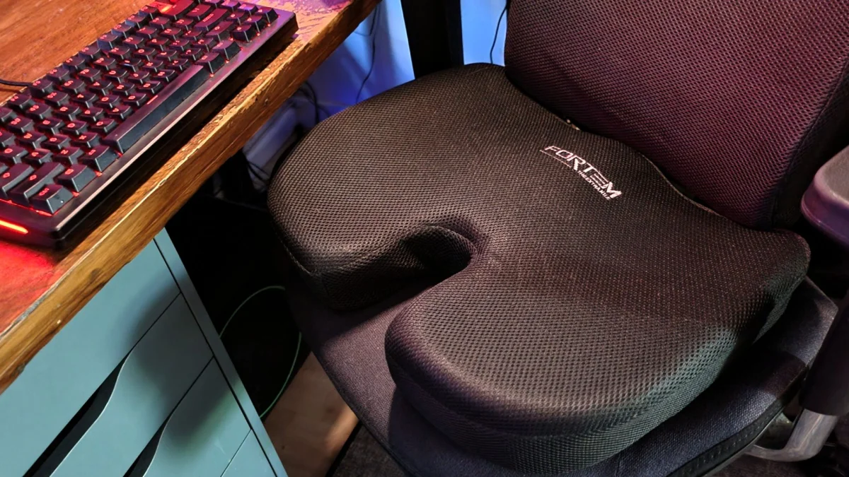 Este travesseiro para traseiro é a maior atualização do meu setup de jogos em 2026