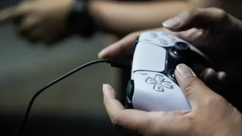 Ex-executivos da PlayStation recriam vídeo icônico sobre compartilhamento de jogos — mas sem disco para emprestar