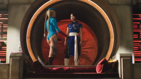 Figurino de Chun-Li é o mais complexo do live-action de Street Fighter, diz atriz