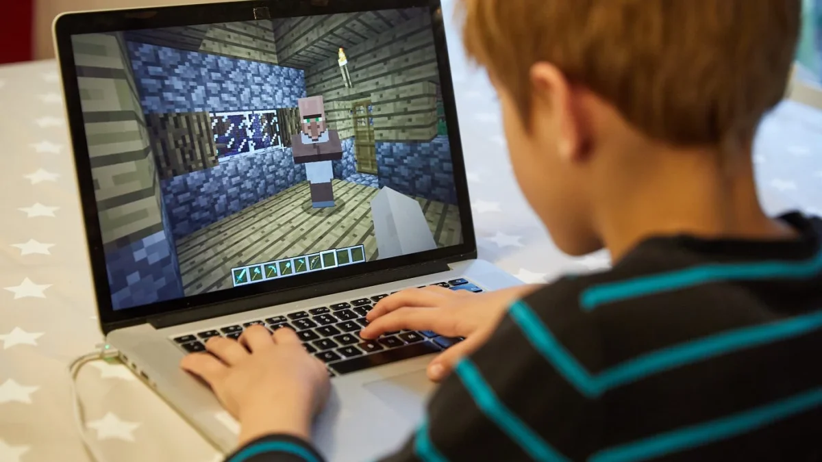 Garoto de 9 anos gasta US$ 118 mil em anúncios de Minecraft com cartão do pai