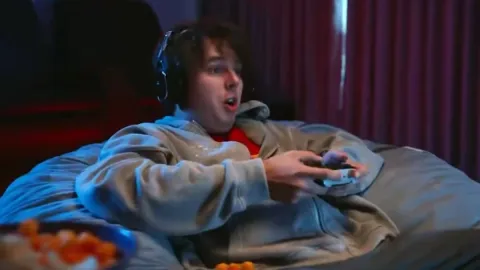 Governadora republicana ataca gamers em novo anúncio: 'Homens como Brad escolhem não trabalhar'