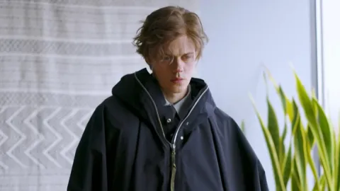 Hideo Kojima anuncia Bill Skarsgård como protagonista de Physint e afirma que jogo está em progresso estável
