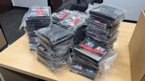 Homem encontra 97 jogos novos de NES em depósito do avô
