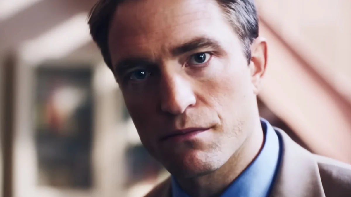 Imitação de Chris Hansen por Robert Pattinson em Primetime é a Mais Estranha em um Filme Cheio de Personagens Estranhos