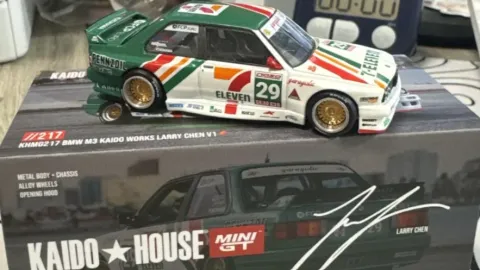 Instrutor de direção é presenteado com carrinho de brinquedo exclusivo após ajudar aluno a passar no exame