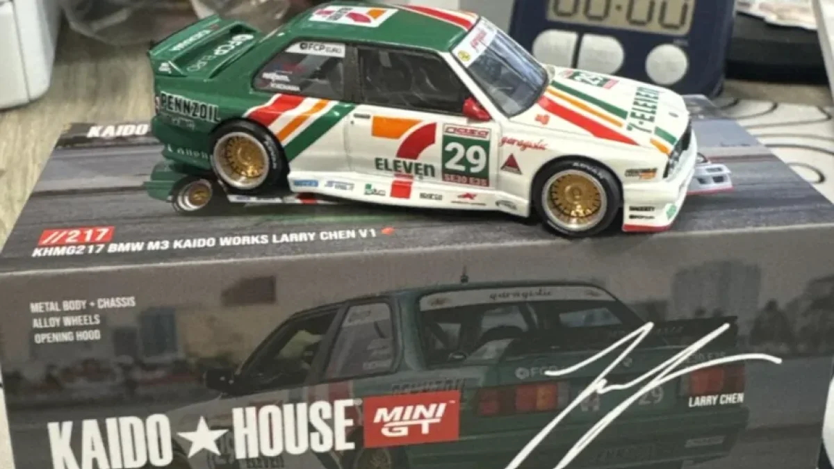 Instrutor de direção é presenteado com carrinho de brinquedo exclusivo após ajudar aluno a passar no exame