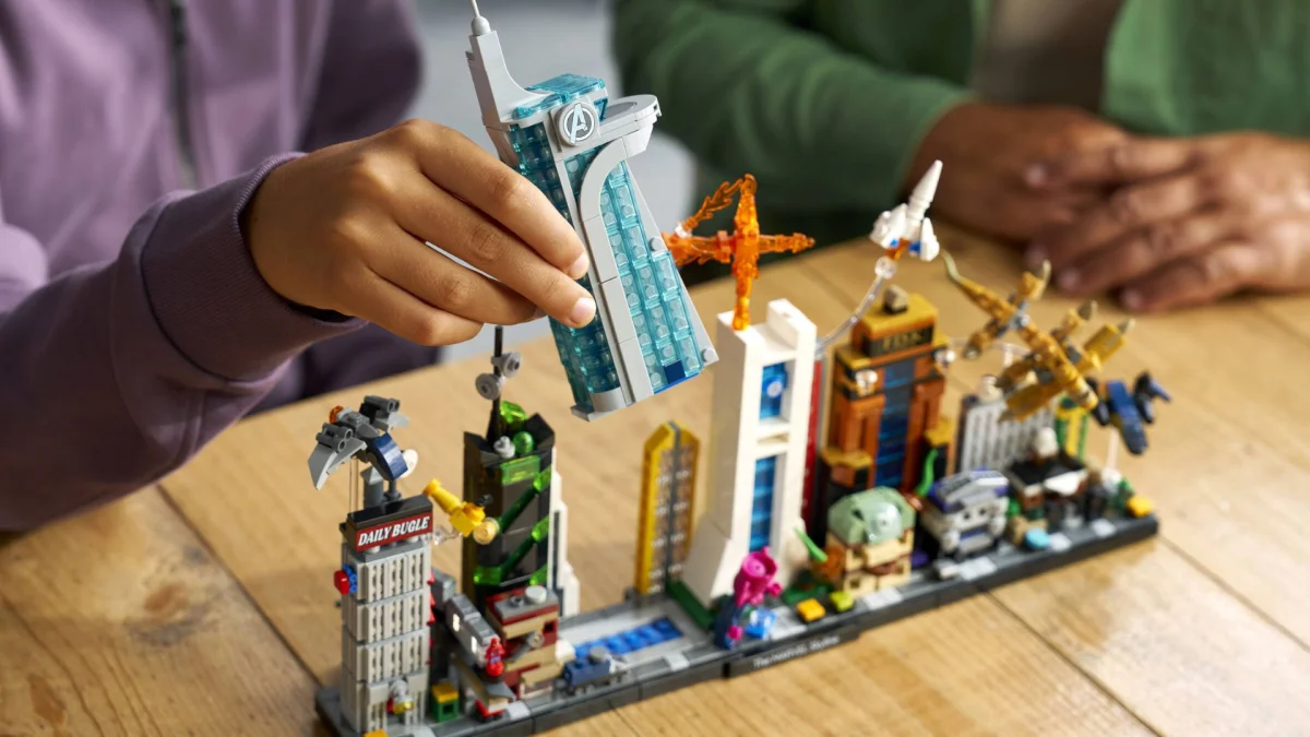 Lego Marvel Skyline é revelado com referências absurdas como o 'Thanos Copter'