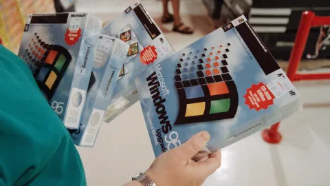 Microsoft mudou holograma anti-pirataria da caixa do Windows 95 após reclamação de governo