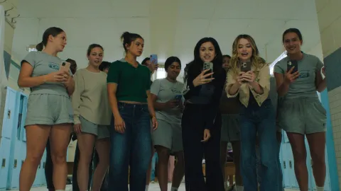 Mike Flanagan reescreve cena icônica de 'Carrie' para falar sobre a normalização da crueldade