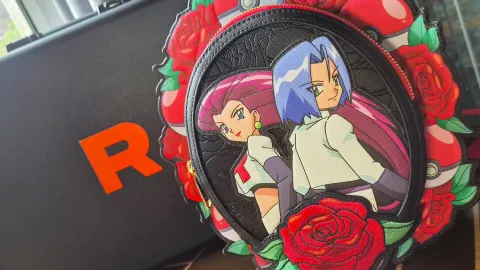Mochila Loungefly da Equipe Rocket ainda disponível após SDCC