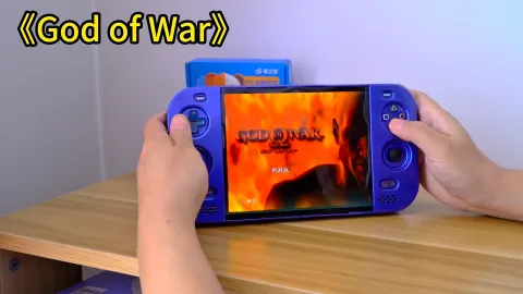 Modder cria PlayStation 2 portátil dobrável com tela de celular flexível