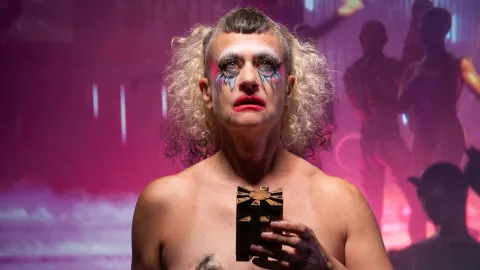Peaches regravou seu hit 'Fuck the Pain Away' para o novo Hellraiser