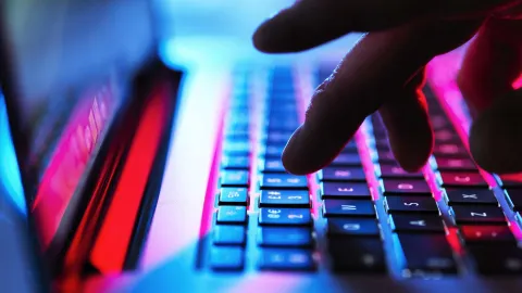 Polícia sul-coreana prende gangue de ciberataque liderada por hacker autodidata que usou IA para invadir 60 empresas