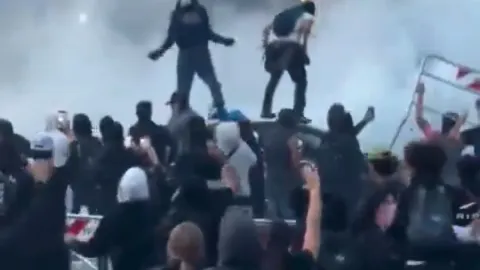 Político italiano afirma que jogos violentos serviram de 'treino' para protestos em Milão