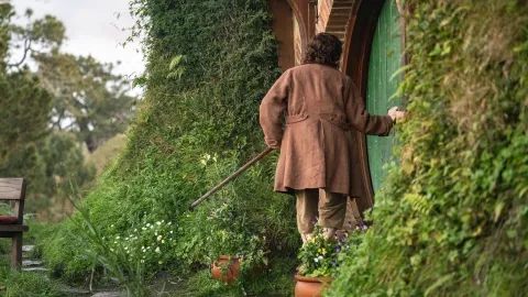 Primeiras fotos do set de 'O Senhor dos Anéis: A Caçada por Gollum' mostram a Vila dos Hobbits e Elijah Wood como Frodo