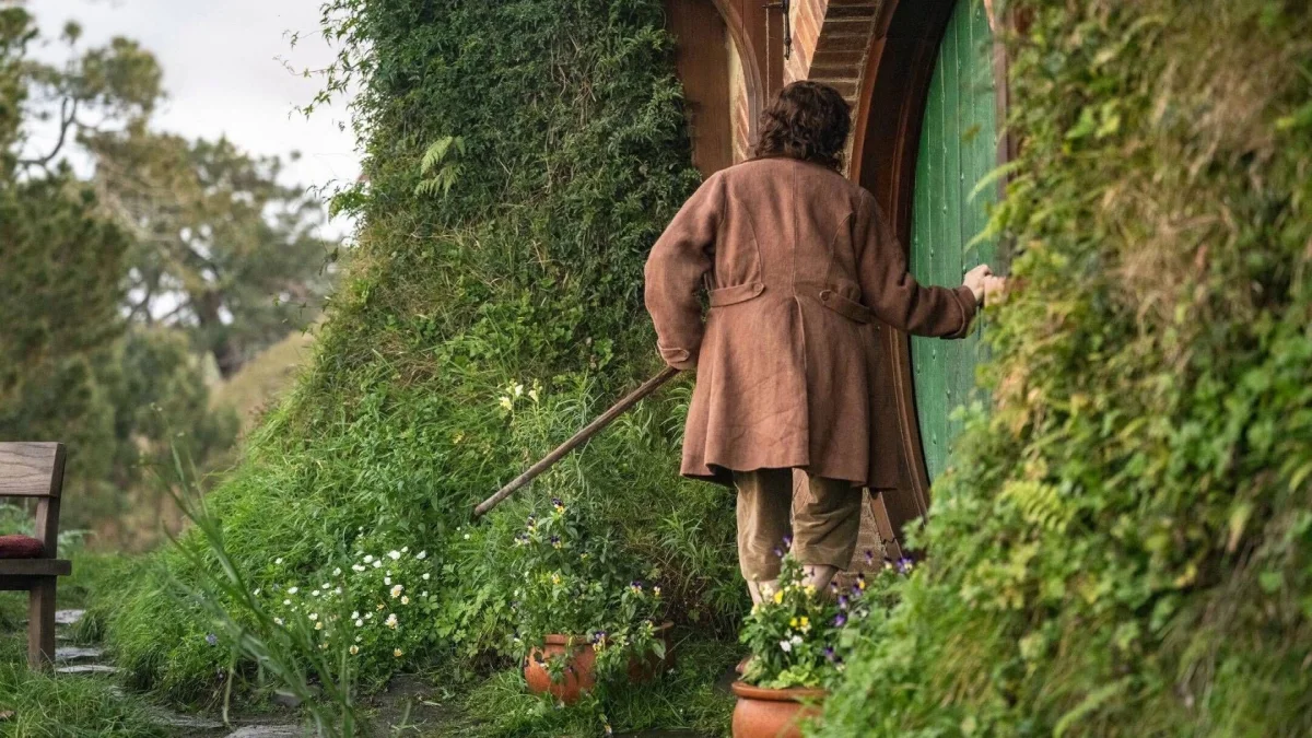 Primeiras fotos do set de 'O Senhor dos Anéis: A Caçada por Gollum' mostram a Vila dos Hobbits e Elijah Wood como Frodo