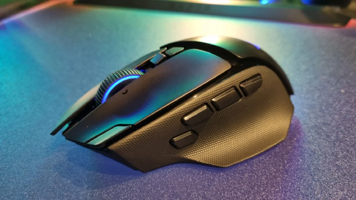 Razer Basilisk V4 tem giro de 180 graus com um clique e surpreende com design futurista