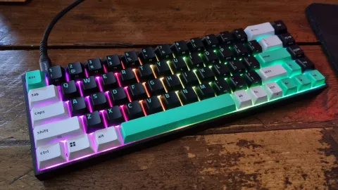 Razer Reclusa X Mini 65% é um teclado compacto com ótimo custo-benefício