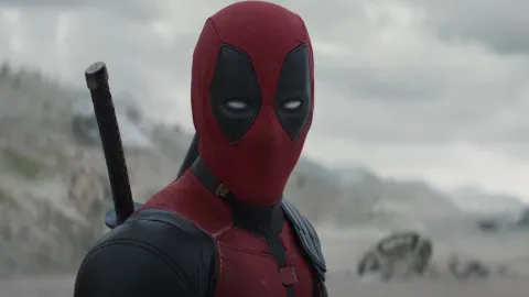 Ryan Reynolds aparece como Deadpool em set de filme da Apple TV