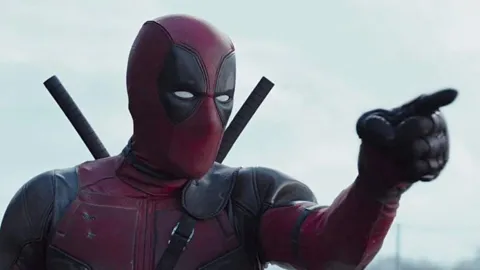 Ryan Reynolds se disfarça de Deadpool na Comic-Con e surpreende fãs