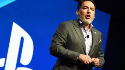 Shawn Layden critica fim dos discos de PlayStation em 2028 e diz que é 'golpe significativo' para a marca