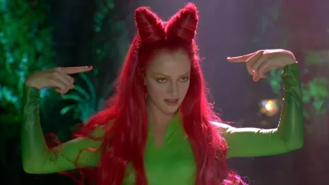 Showrunner de The Penguin entra em negociações para produzir série live-action da Poison Ivy