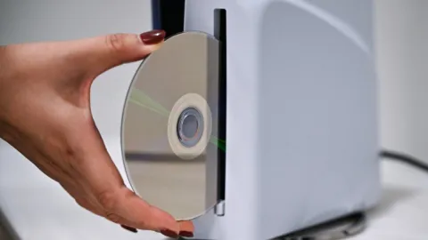 Sony Mantém Fim dos Discos do PlayStation Apesar de Protestos dos Fãs