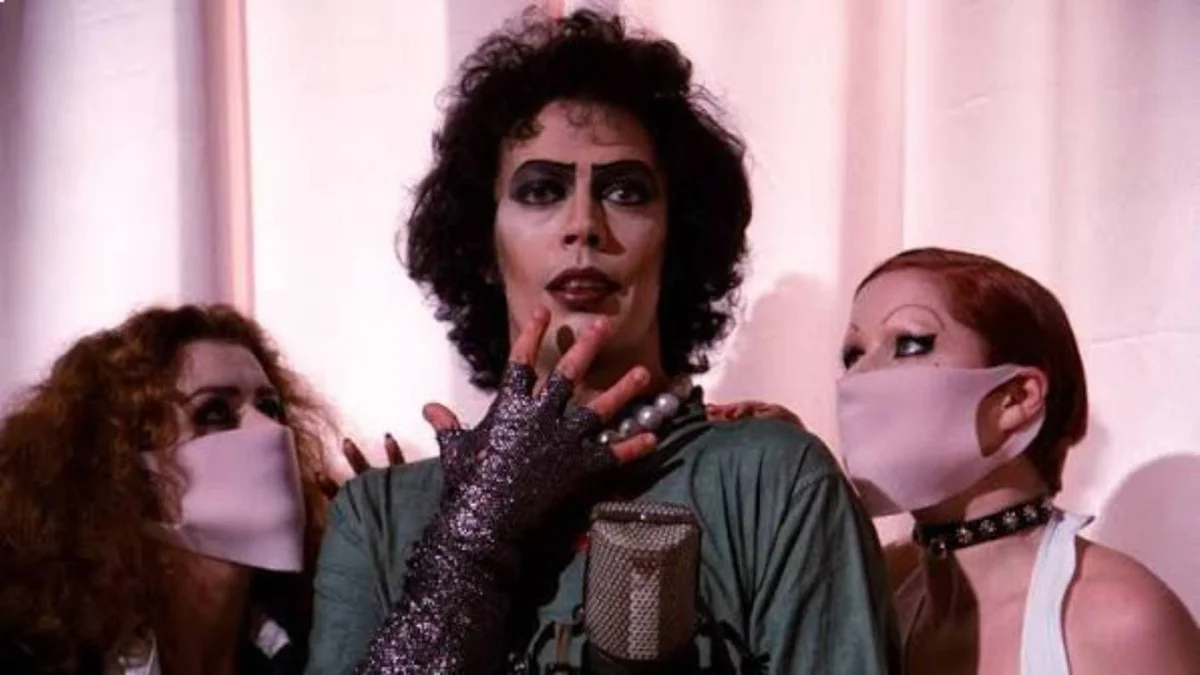 Tim Curry, ícone do cinema de terror, faleceu aos 80 anos