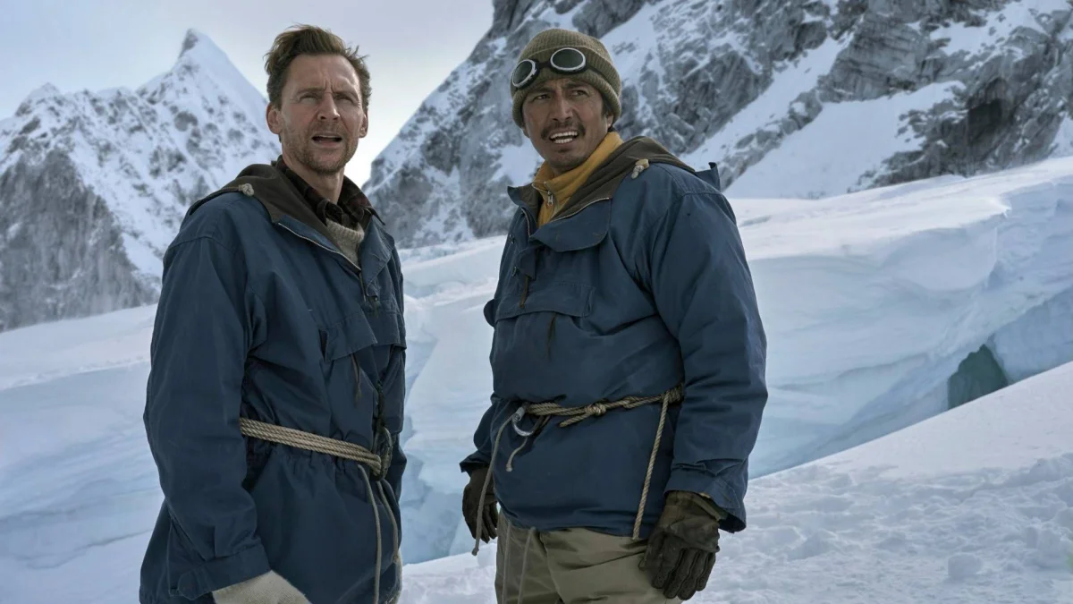Tom Hiddleston diz que filmar novo filme da Apple foi 'profundamente emocionante'