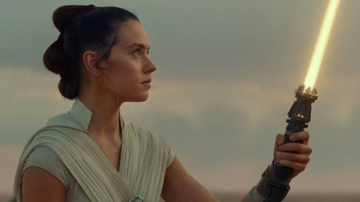 Três anos após o anúncio, fãs de Star Wars acreditam que filme da Rey 'provavelmente nunca' será lançado