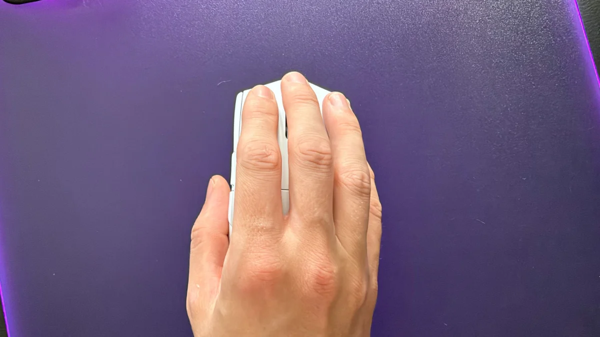 Usar o dedo anelar para o botão direito do mouse é normal?