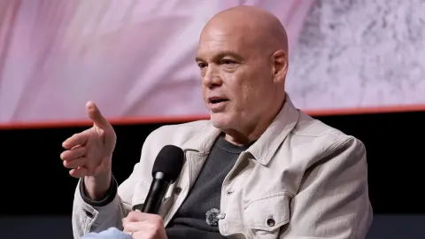 Vincent D'Onofrio defende Deborah Ann Woll em meio a polêmica sobre armaduras de Laufey em God of War