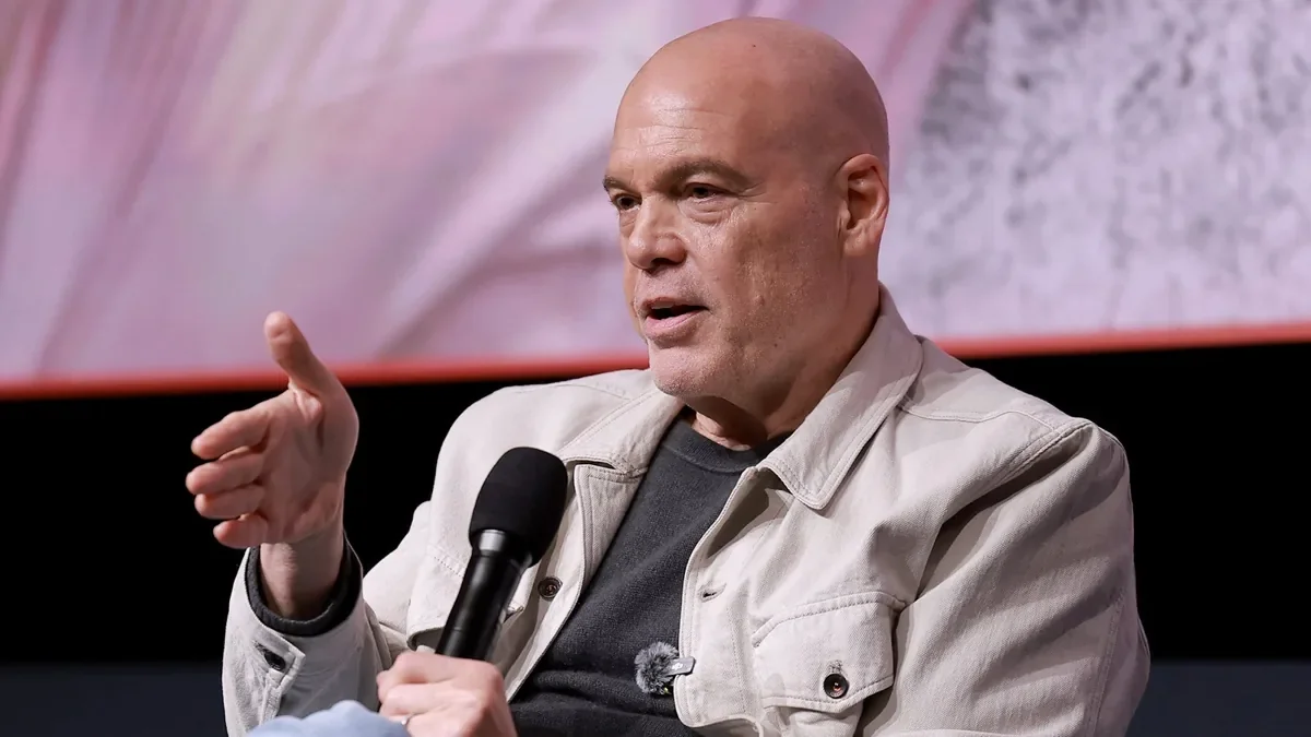 Vincent D'Onofrio defende Deborah Ann Woll em meio a polêmica sobre armaduras de Laufey em God of War